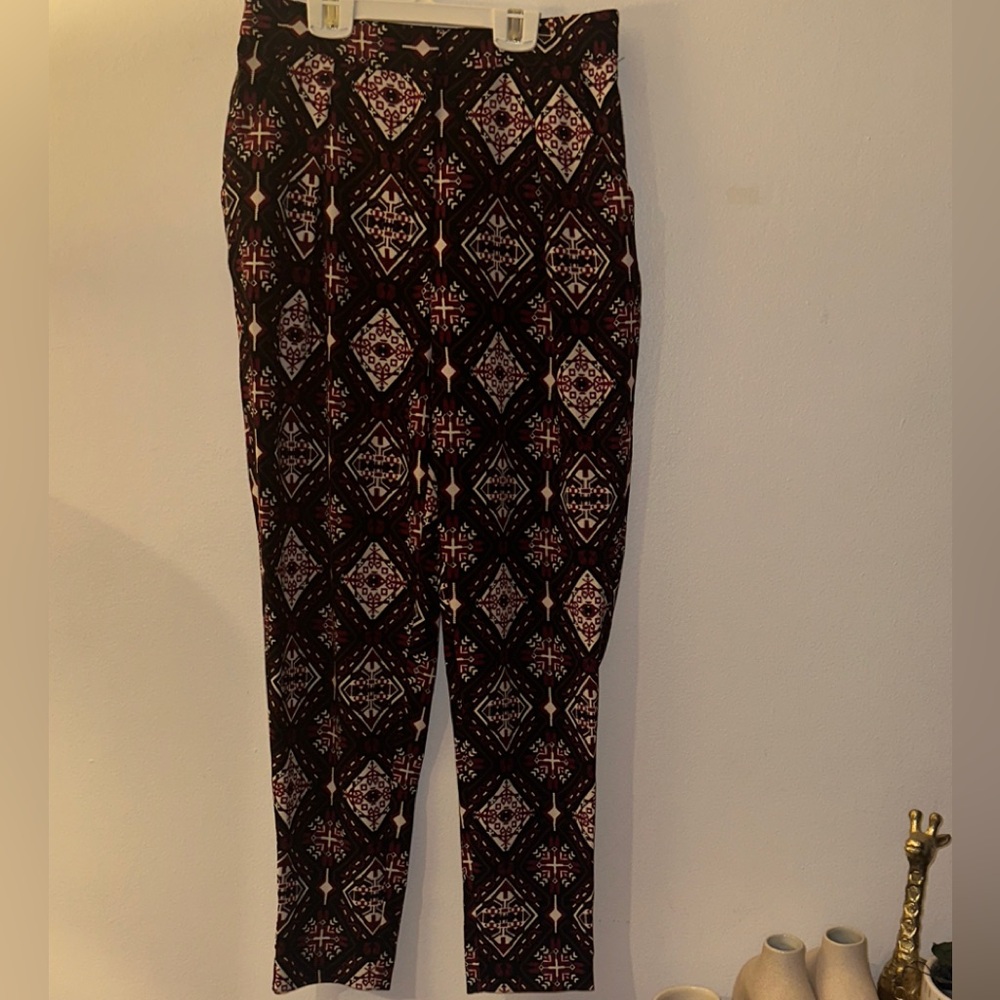 Divided Black and Red Geometric Cropped Pants - Preloved